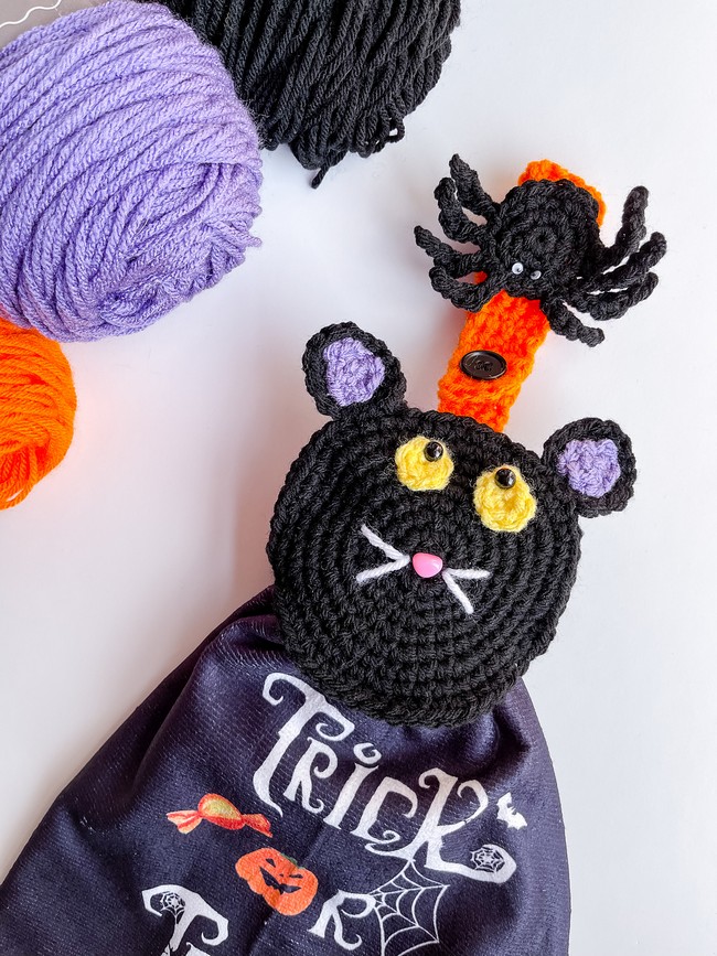 Black Cat Spider Towel Topper