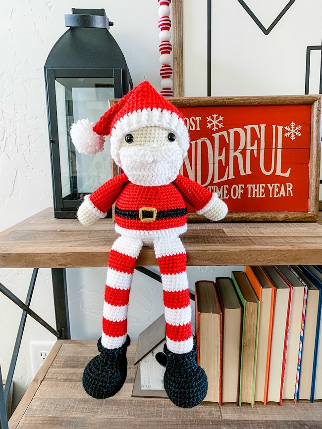 Friendly Santa Shelf Sitter