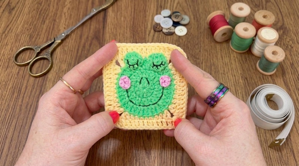 Crochet Frog Granny Square Pattern 4